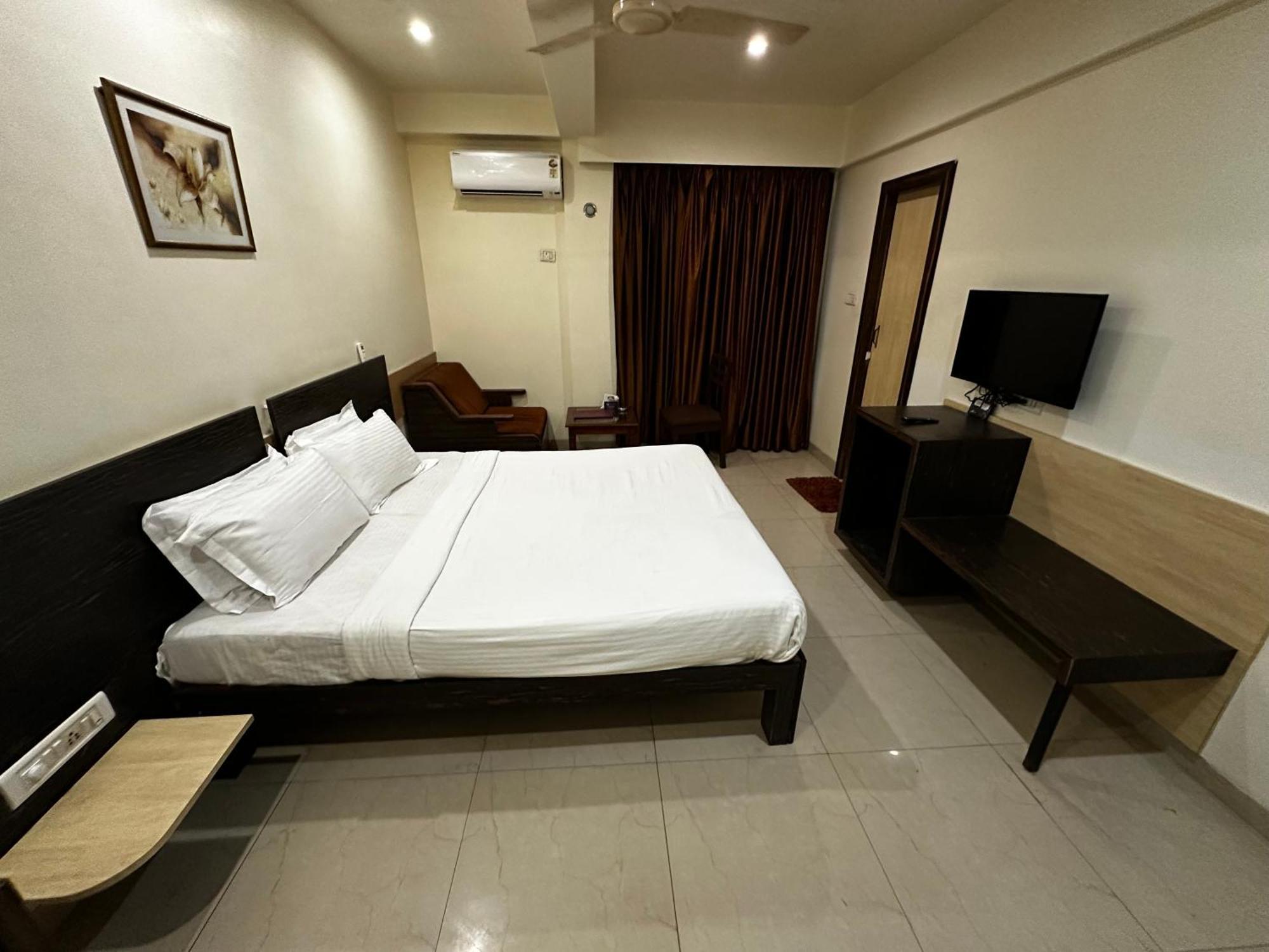 The Saffron Suites Sasupāda Exterior photo
