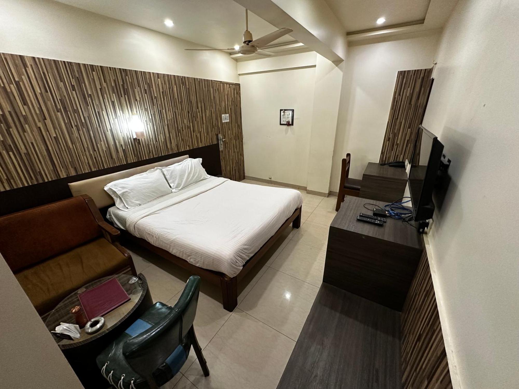 The Saffron Suites Sasupāda Exterior photo