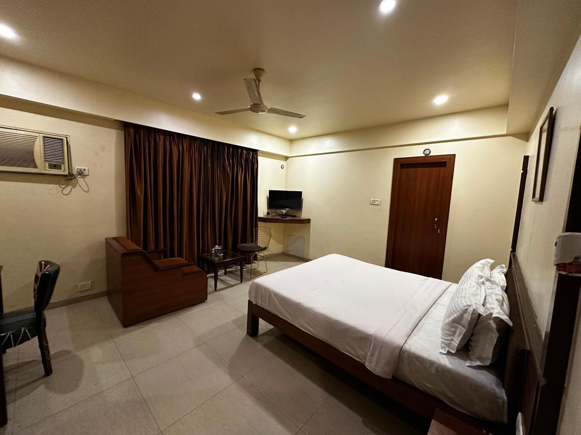 The Saffron Suites Sasupāda Exterior photo