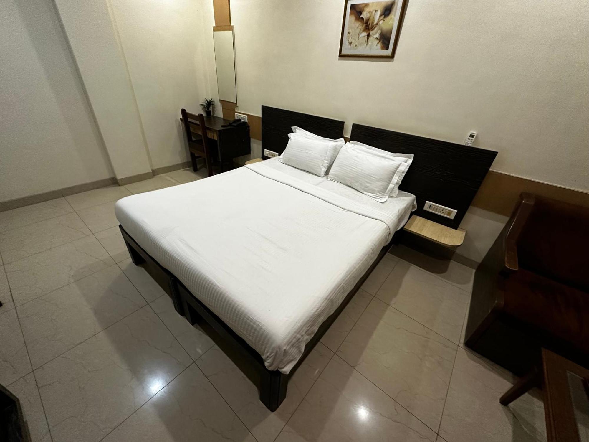 The Saffron Suites Sasupāda Exterior photo