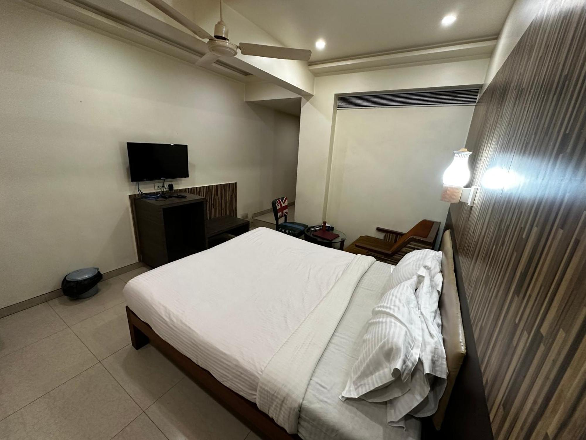 The Saffron Suites Sasupāda Exterior photo
