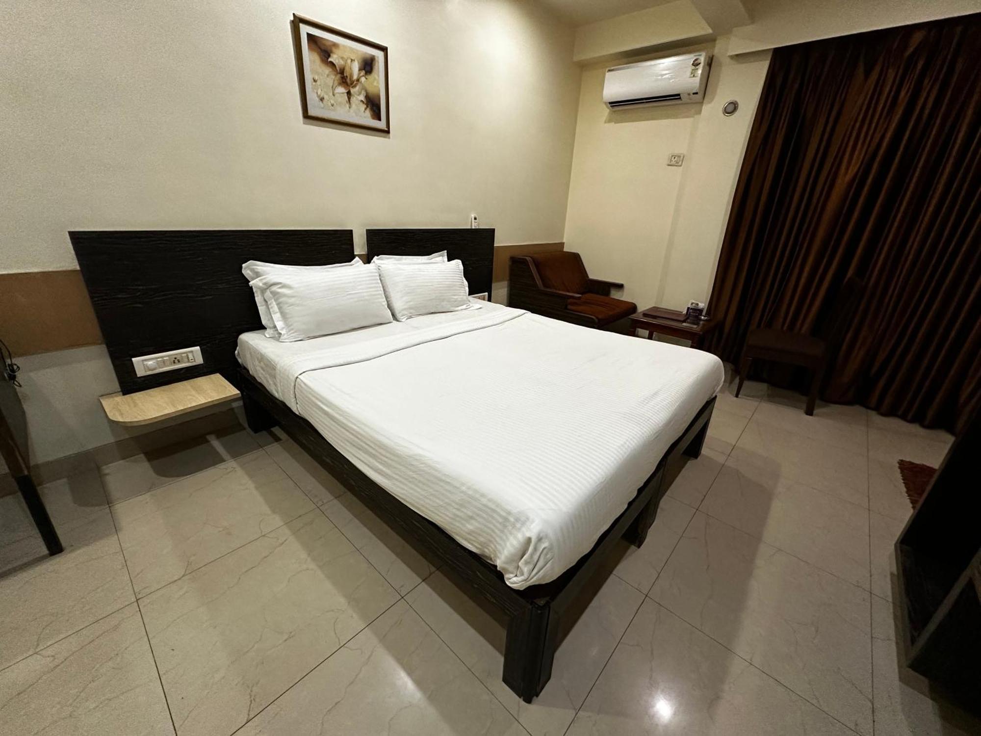 The Saffron Suites Sasupāda Exterior photo